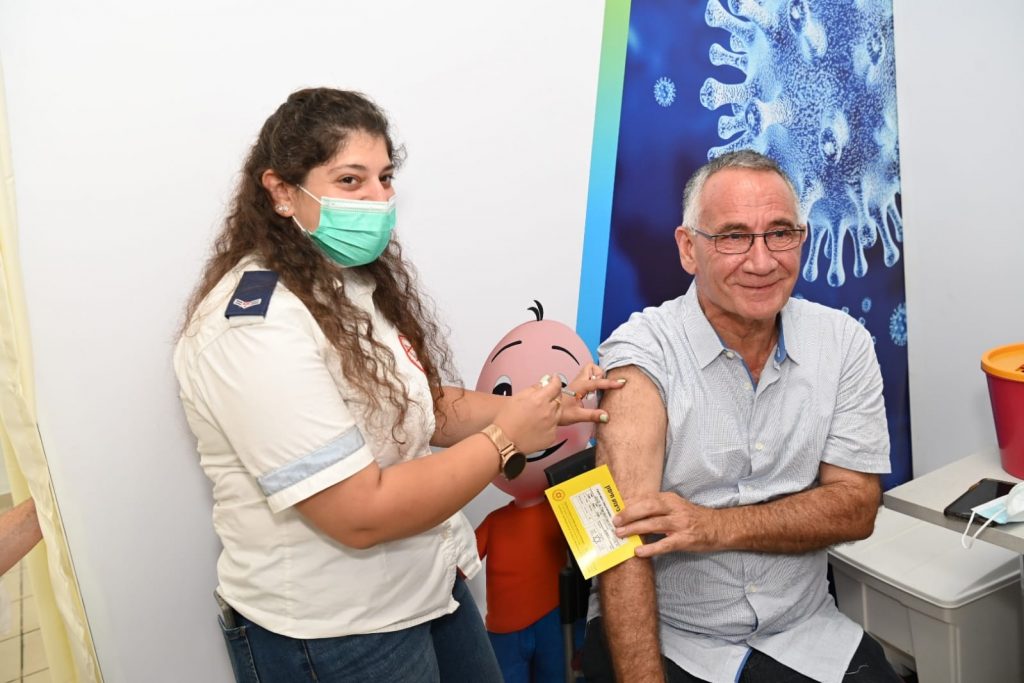 החיסון השלישי של ראש העירייה. צילום: דוברות עיריית הרצליה.