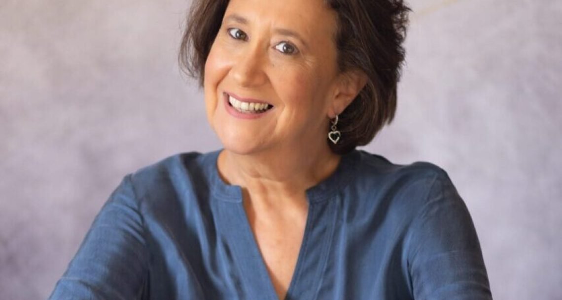 הוא לא נצמד, הוא פשוט נוכח: הכוח הרך של הדולפין הבטוח