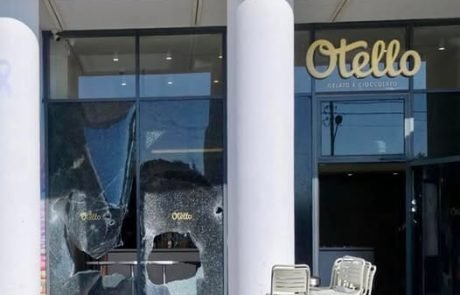 ונדליזם בגלידריית ״אותלו״ בהרצליה: אלמונים ניפצו את חזית העסק – העירייה מגנה, המשטרה בודקת צילומים