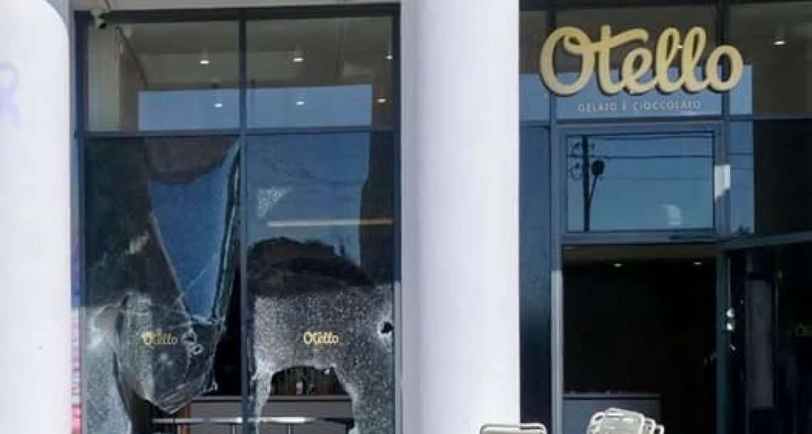 ונדליזם בגלידריית ״אותלו״ בהרצליה: אלמונים ניפצו את חזית העסק – העירייה מגנה, המשטרה בודקת צילומים