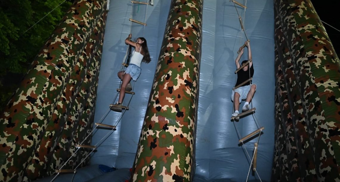 קיץ של שלוֹמוּת ומוגנות: עיריית הרצליה מרחיבה השנה משמעותית את הפעילויות לבנות ובני הנוער בעיר