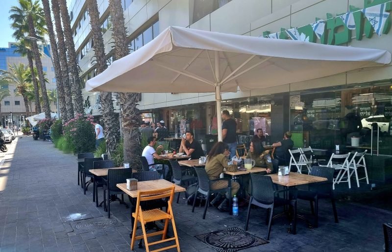 הרצליה מנסה לרכך את המכה לעסקים: דחיית ארנונה, פטור מאגרות וקמפיין לעידוד קנייה מקומית