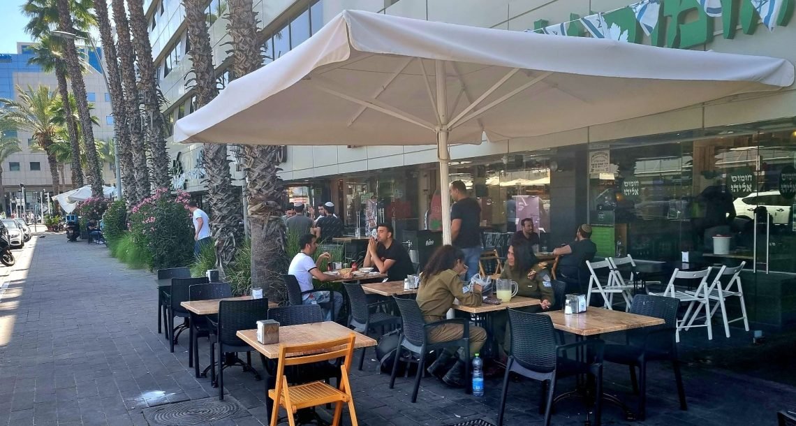 הרצליה מנסה לרכך את המכה לעסקים: דחיית ארנונה, פטור מאגרות וקמפיין לעידוד קנייה מקומית