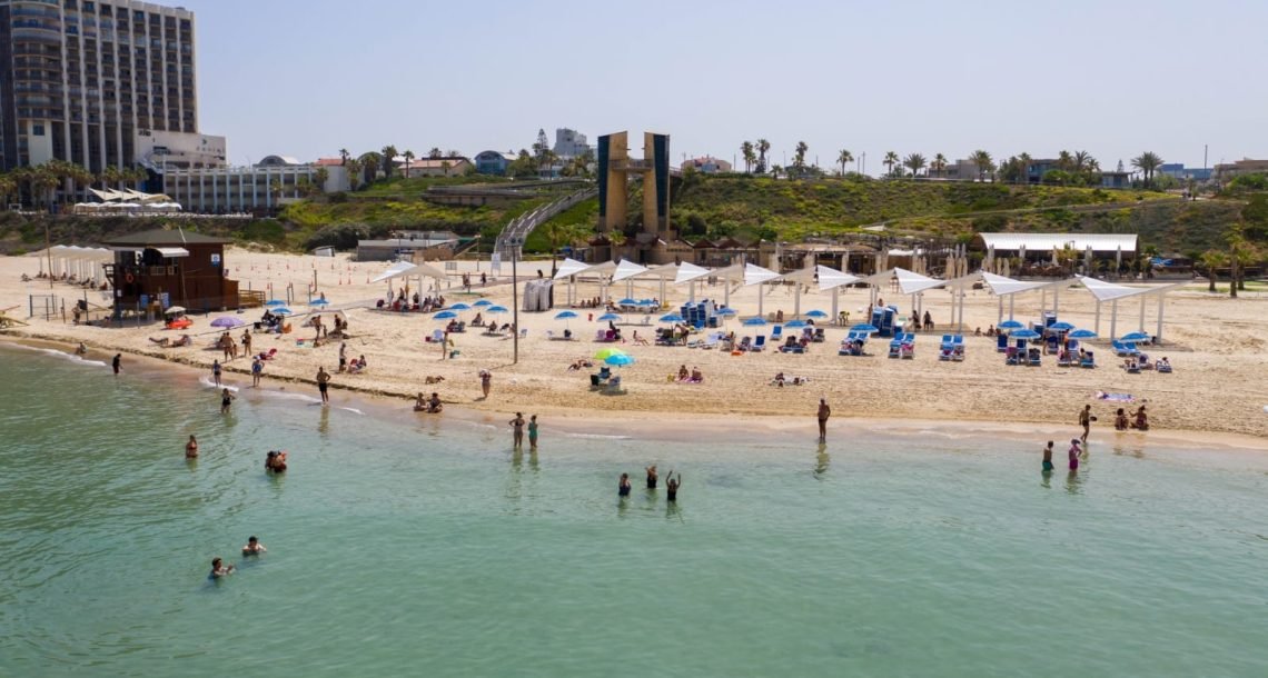 חשש לזיהום בחוף אכדיה דרום: עיריית הרצליה סגרה את החוף לרחצה עד להודעה חדשה