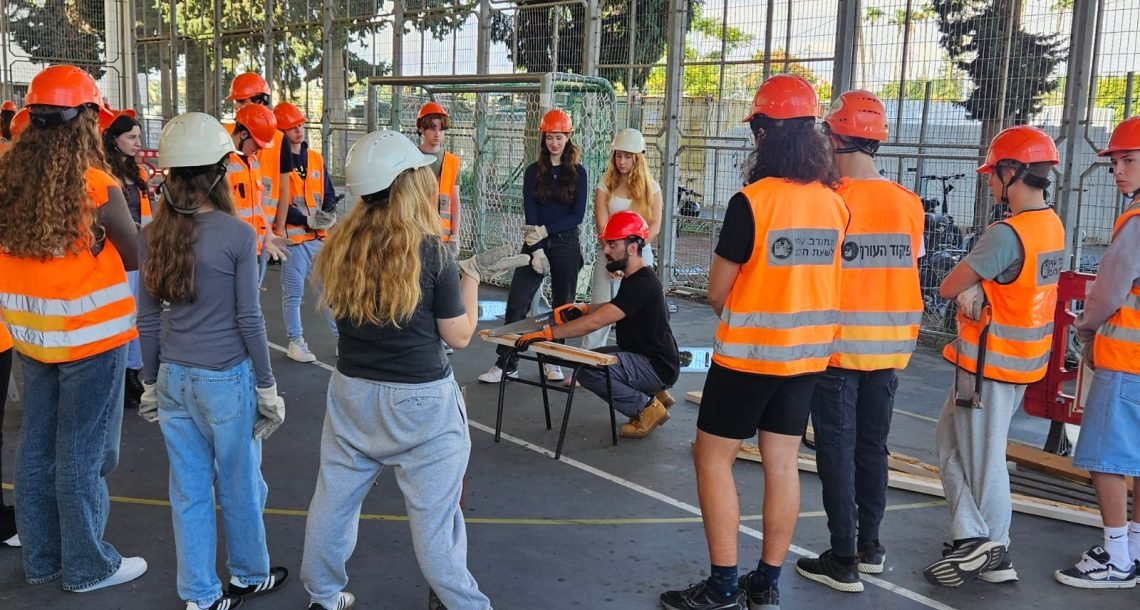 מחלצי הרצליה הצעירים: תלמידי כיתה י' מתכוננים למקרי חירום