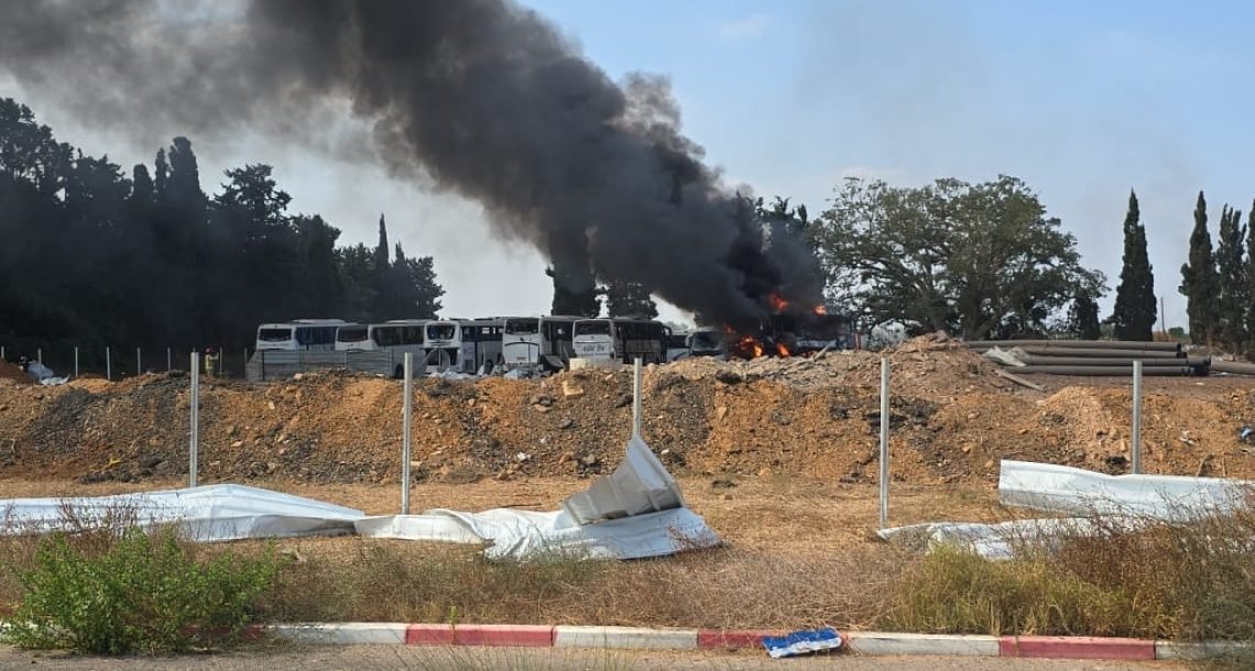 שתי פגיעות טילים בהרצליה: פגיעה ישירה בבניין ונפילה בשטח פתוח