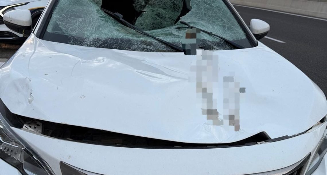 גבר נפל מגשר אל כביש 531 ונחת על מכונית נוסעת