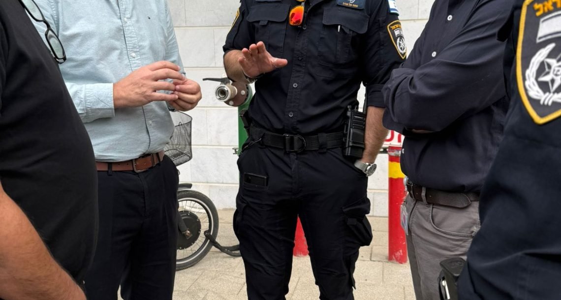 ונדליזם ואיומים על עסקים הפועלים בשבת: העירייה מתגברת אבטחה במתחם הגפן בהרצליה