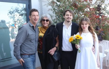 הרצליה: זוג צעיר נישא על גג בניין העירייה בהתאם להנחיות פיקוד העורף