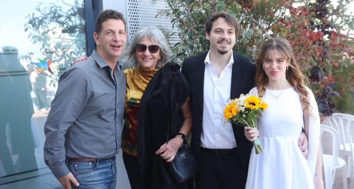 הרצליה: זוג צעיר נישא על גג בניין העירייה בהתאם להנחיות פיקוד העורף