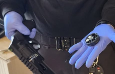 בזמן שהמדינה במלחמה: בדירה בהרצליה ניהלו "שגרה" של סמים וגניבות