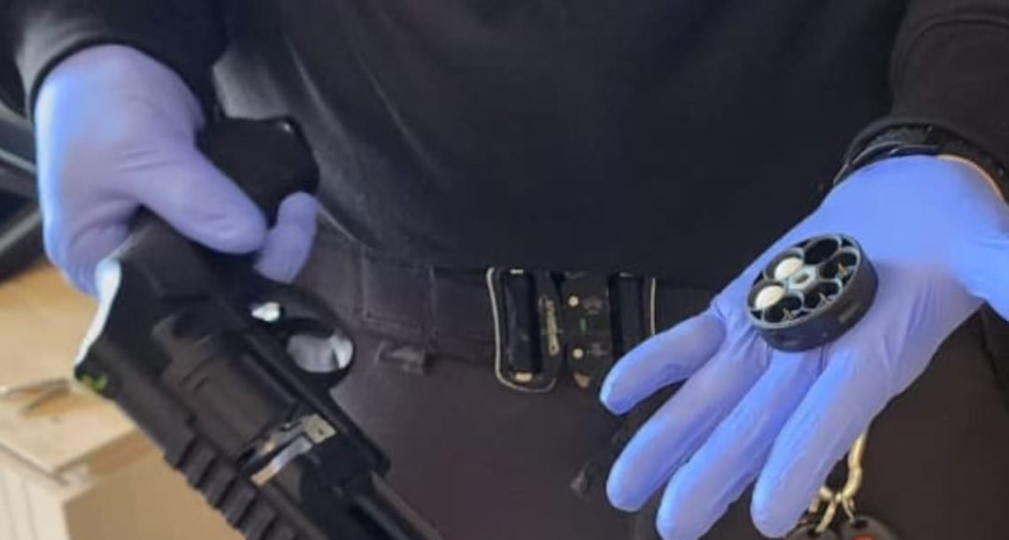 בזמן שהמדינה במלחמה: בדירה בהרצליה ניהלו "שגרה" של סמים וגניבות