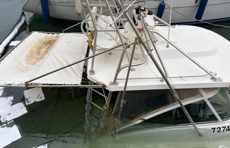 סירה טבעה במרינה הרצליה: חשש מזיהום – הפעילות בלגונה הוגבלה