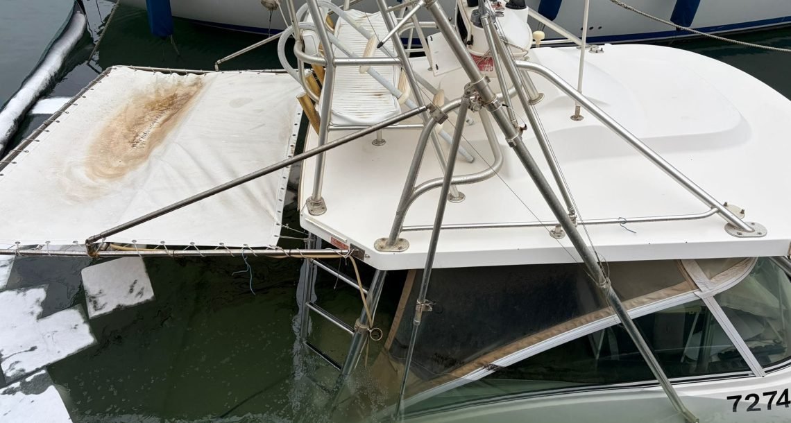 סירה טבעה במרינה הרצליה: חשש מזיהום – הפעילות בלגונה הוגבלה