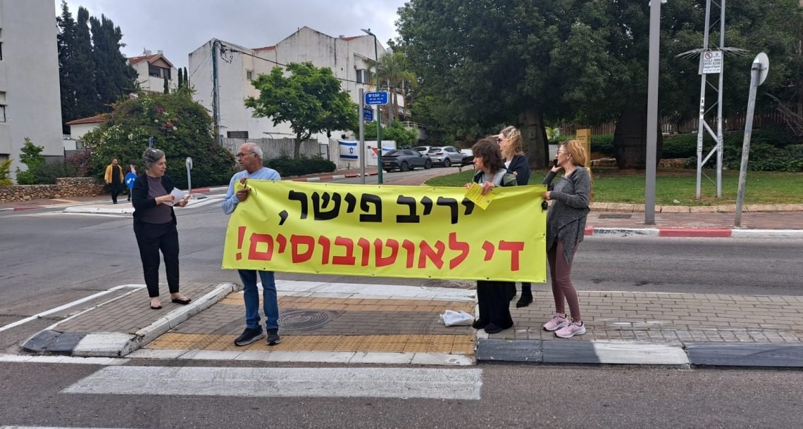 "התעוררנו ל־500 אוטובוסים ביום ברחוב קטן": תושבי רחוב הבנים בהרצליה יוצאים למאבק