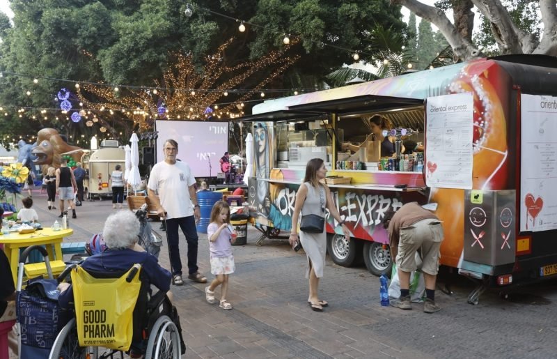 חודש הקריאה בהרצליה: מחווה מיוחדת ליורם טהרלב עם הופעות, הצגות ומפגשים ספרותיים