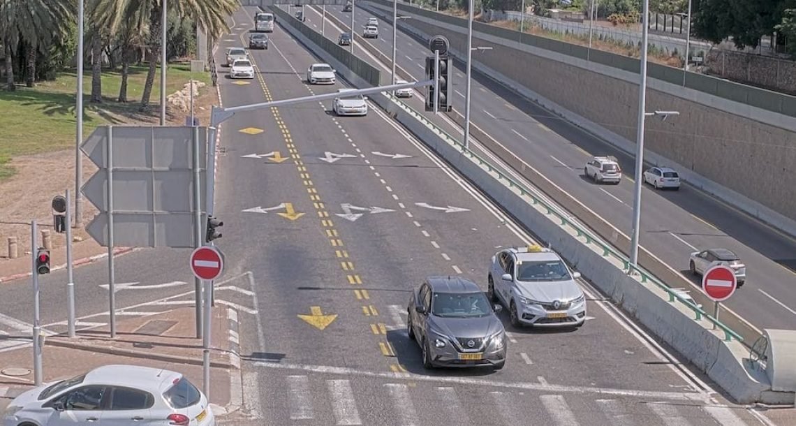הרצליה בוחנת רמזורים חכמים: מערכת מבוססת AI לומדת את העומסים בזמן אמת ומקצרת את זמני ההמתנה