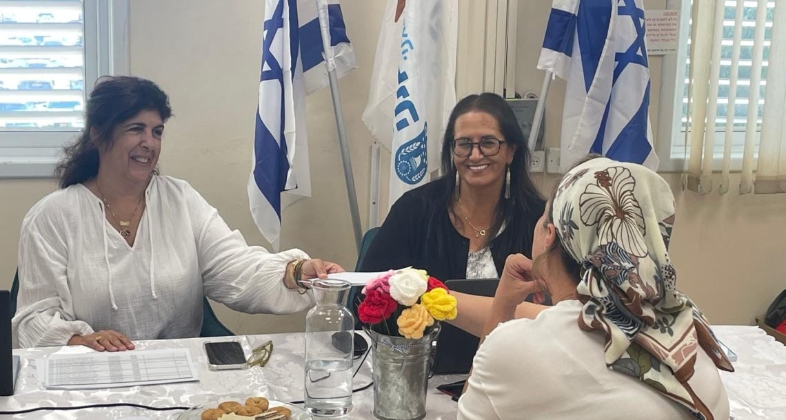 לקראת החגים: עיריית הרצליה חילקה שוברים בכחצי מיליון שקל לתושבים הזקוקים לסיוע