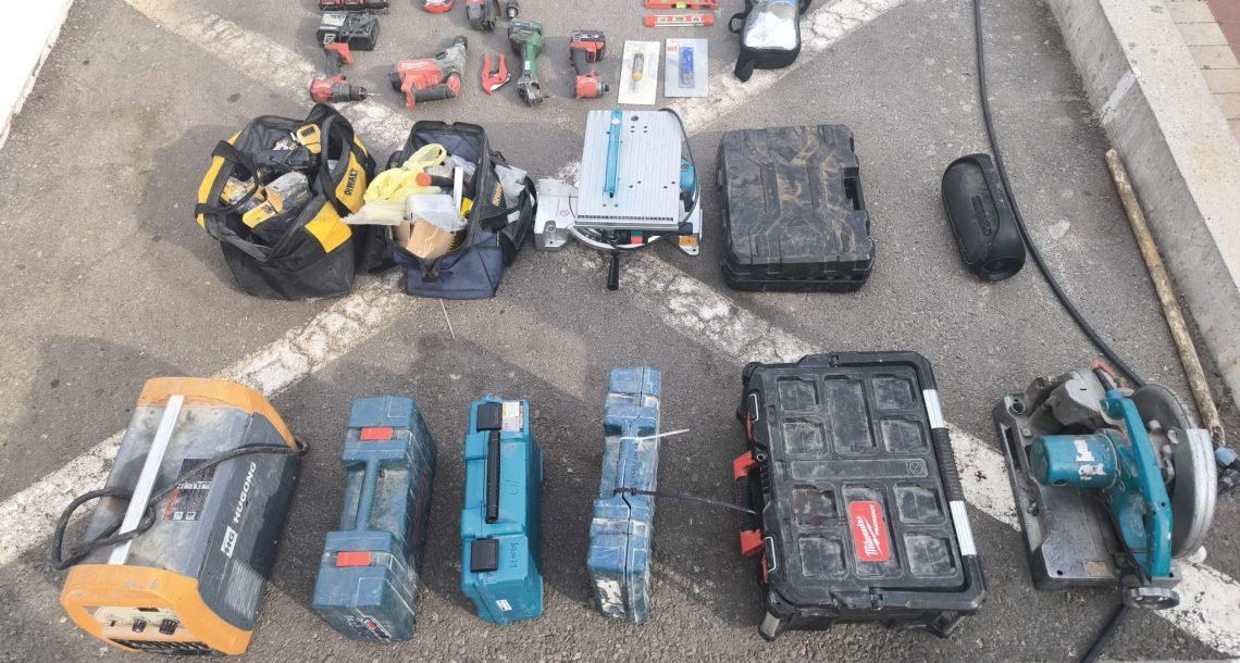 שלושה חשודים נעצרו “בשעת מעשה” בגניבת כלי עבודה בהרצליה פיתוח