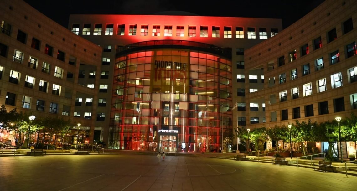 עיריית הרצליה האירה הערב, 25.11, את בניין העירייה באור אדום לרגל יום המודעות הבינלאומי למניעת אלימות נגד נשים.